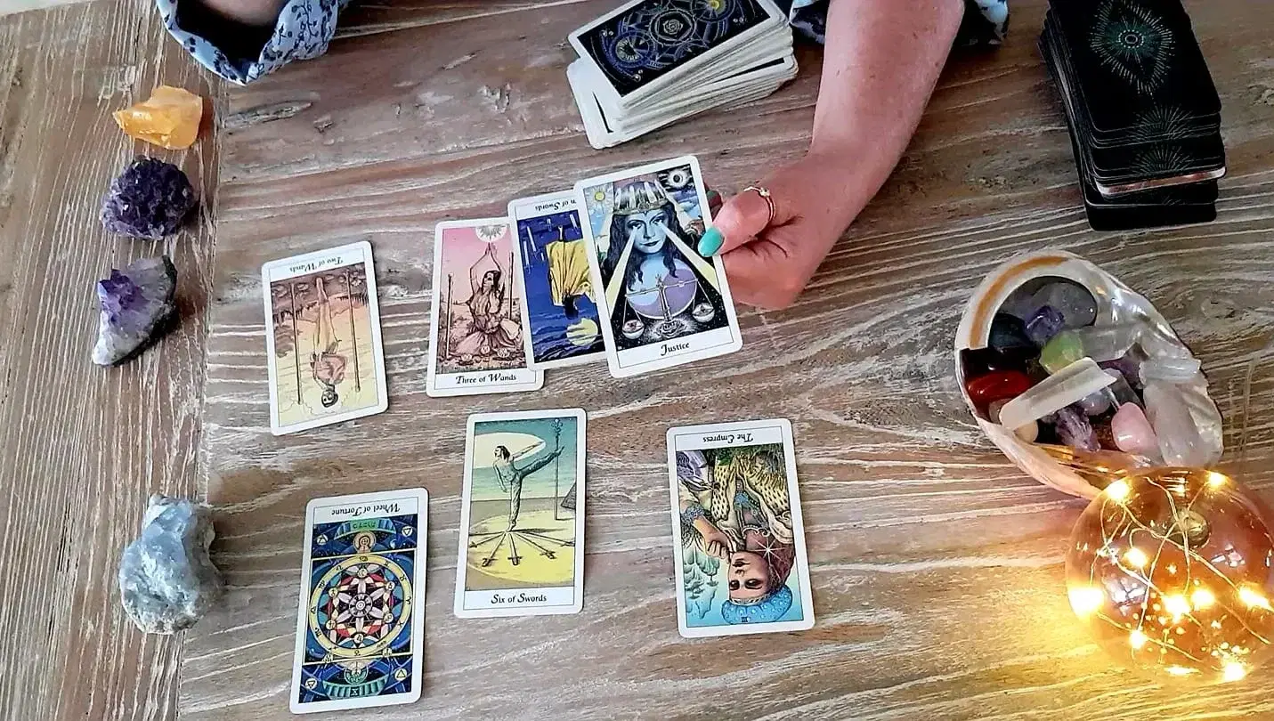 תיקשור וקלפי טארוט תשובות ומסרים מדויקים