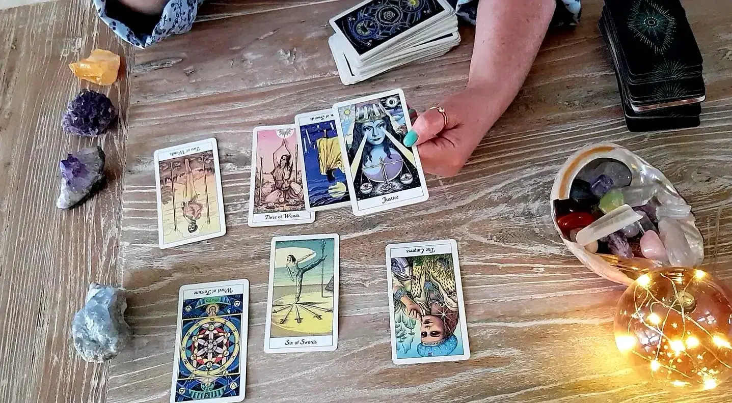 תקשור וקלפי טארוט