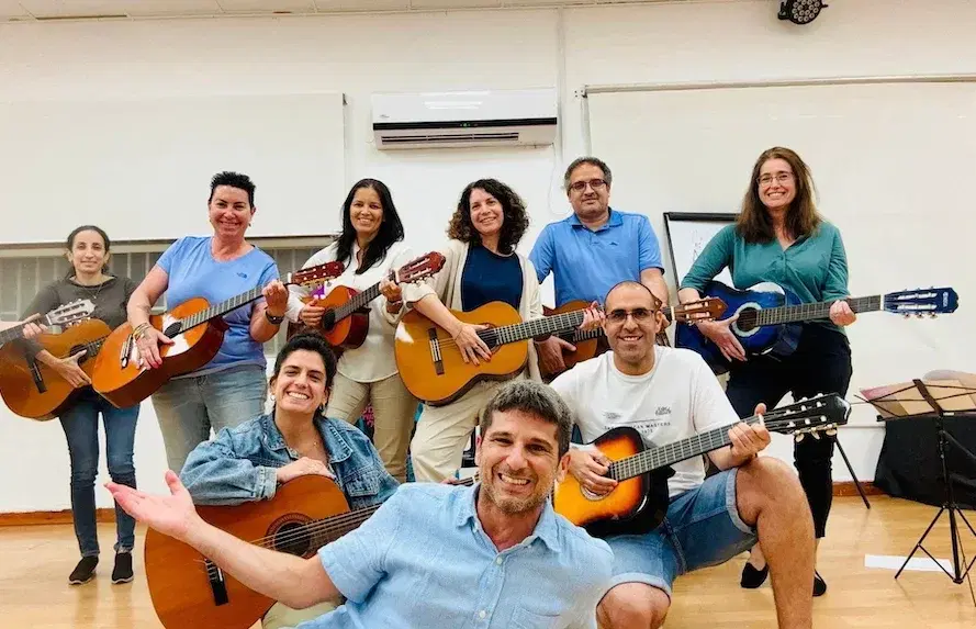 עכשיו הזמן להגשים את חלום הגיטרה דרך חוויה נפלאה בקבוצה