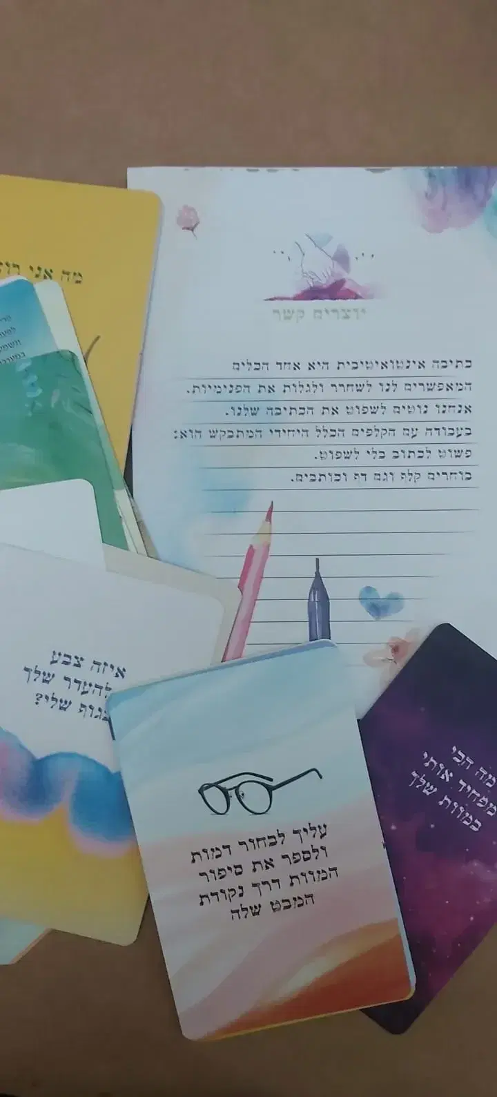 קלפים ובלוק כתיבה