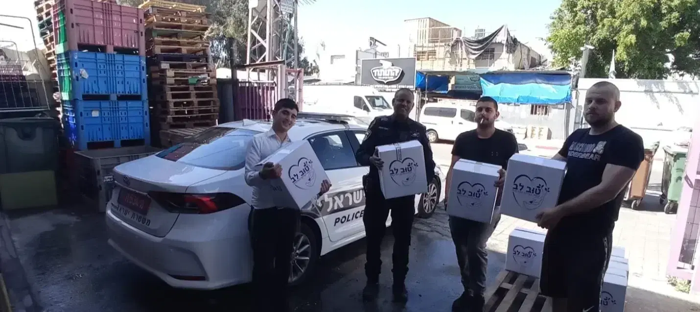 משטרת ישראל בעזרה בחלוקות למשפחות