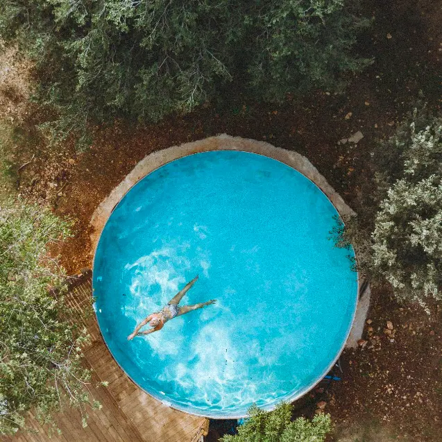 אדם בחדר של שלושה