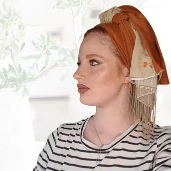מטפחת קֶדֶם חָמְרָה כתוספת נמצא בקצה המטפחת עוד בד נשפך עם מעין כפלים בגוון אבן לקשירות מעניינות וגבוהות!  המטפחת:  אורך כ225 ס"מ רוחב כ64 ס"מ