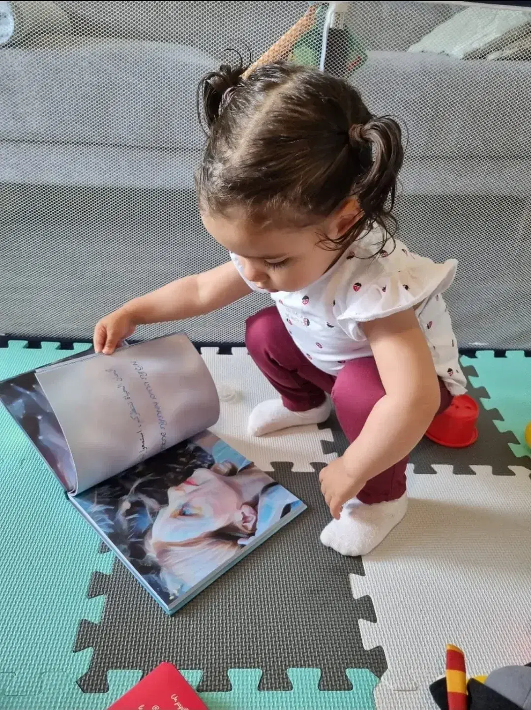 ילדה קוראת בספר "מנגינת החיים"