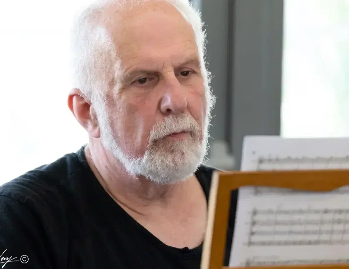 דוד שמר פסטיבל הצ'מבלו בסלון מול גבעת נפוליאון