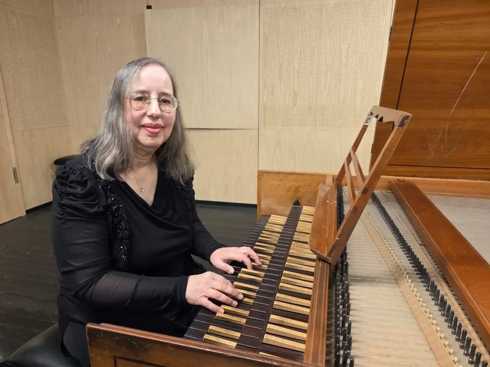 נטע לדר פסטיבל הצ'מבלו בסלון מול גבעת נפוליאון