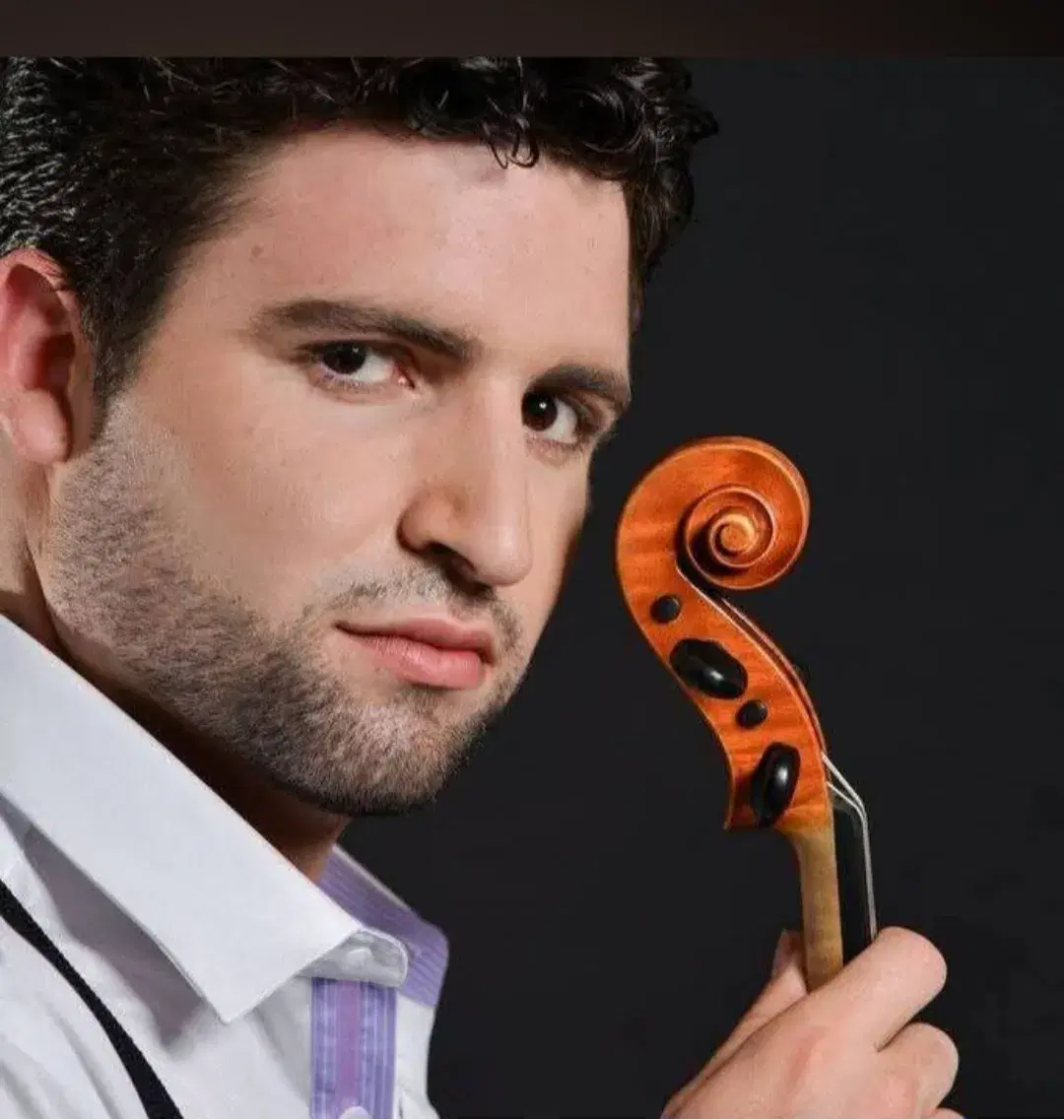 גל אקשטיין בסלון מול גבעת נפוליאון