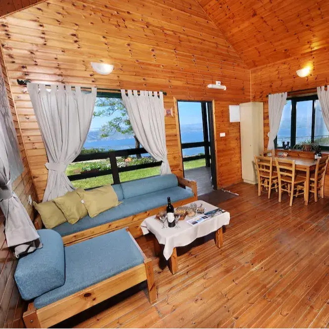 אדם בחדר של עד 4