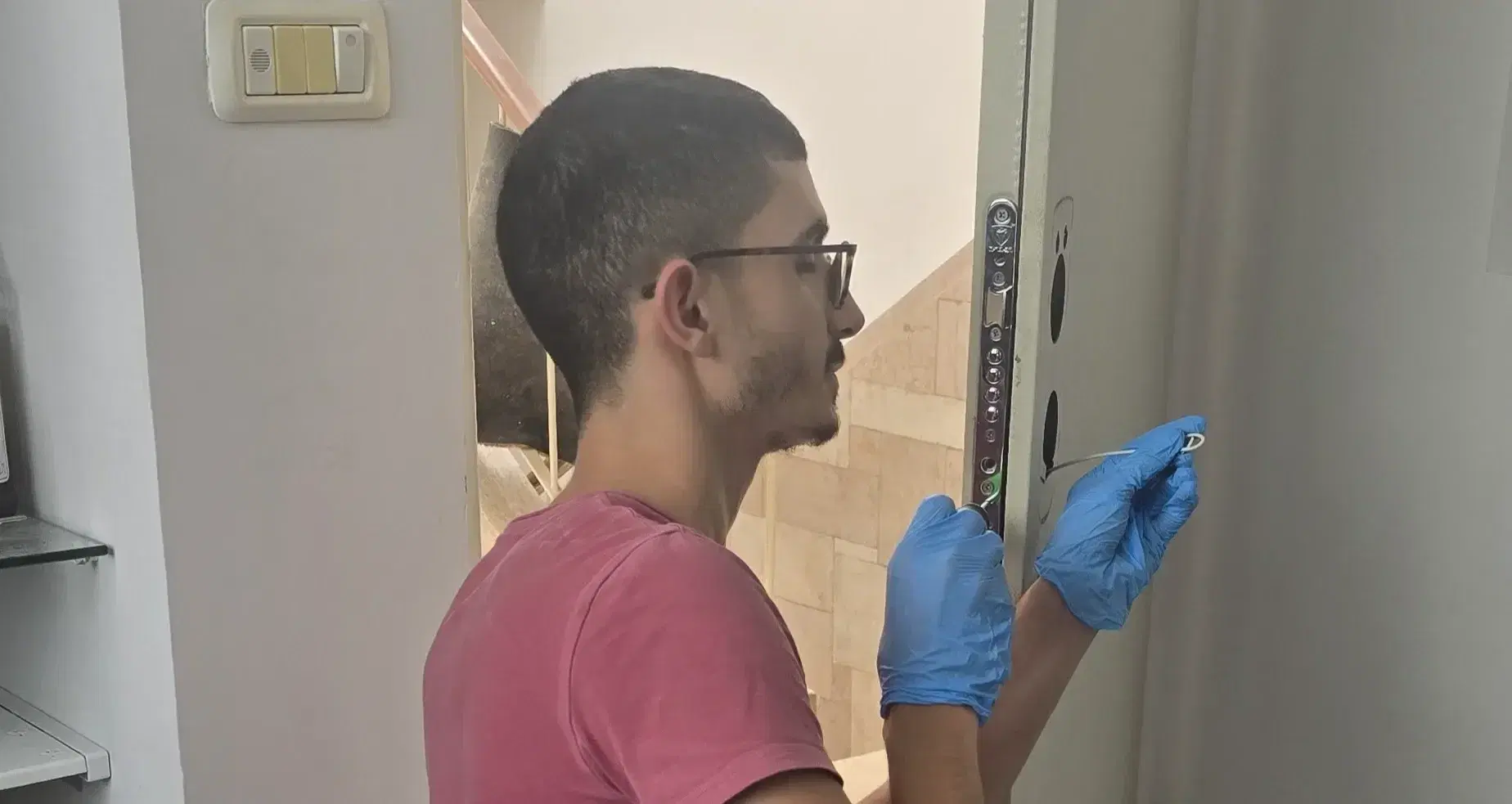 החלפת מנגנון לדלת רב בריח