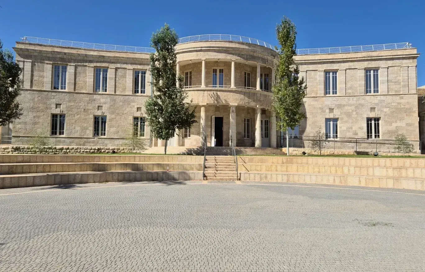 בית חלוצי האור, ארזה, מוצא עילית