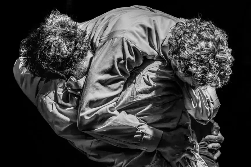 מעגל גברים פרפורמטיבי בתנועה ,קול ,מילה ומנגינה.