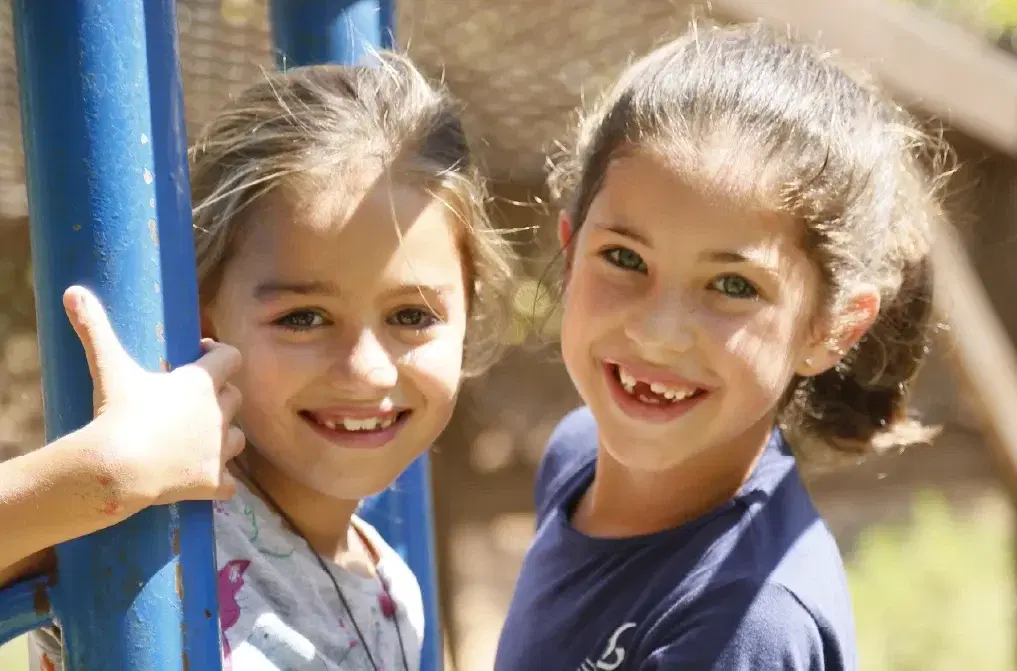 בנות שילה בפארק המשחקים