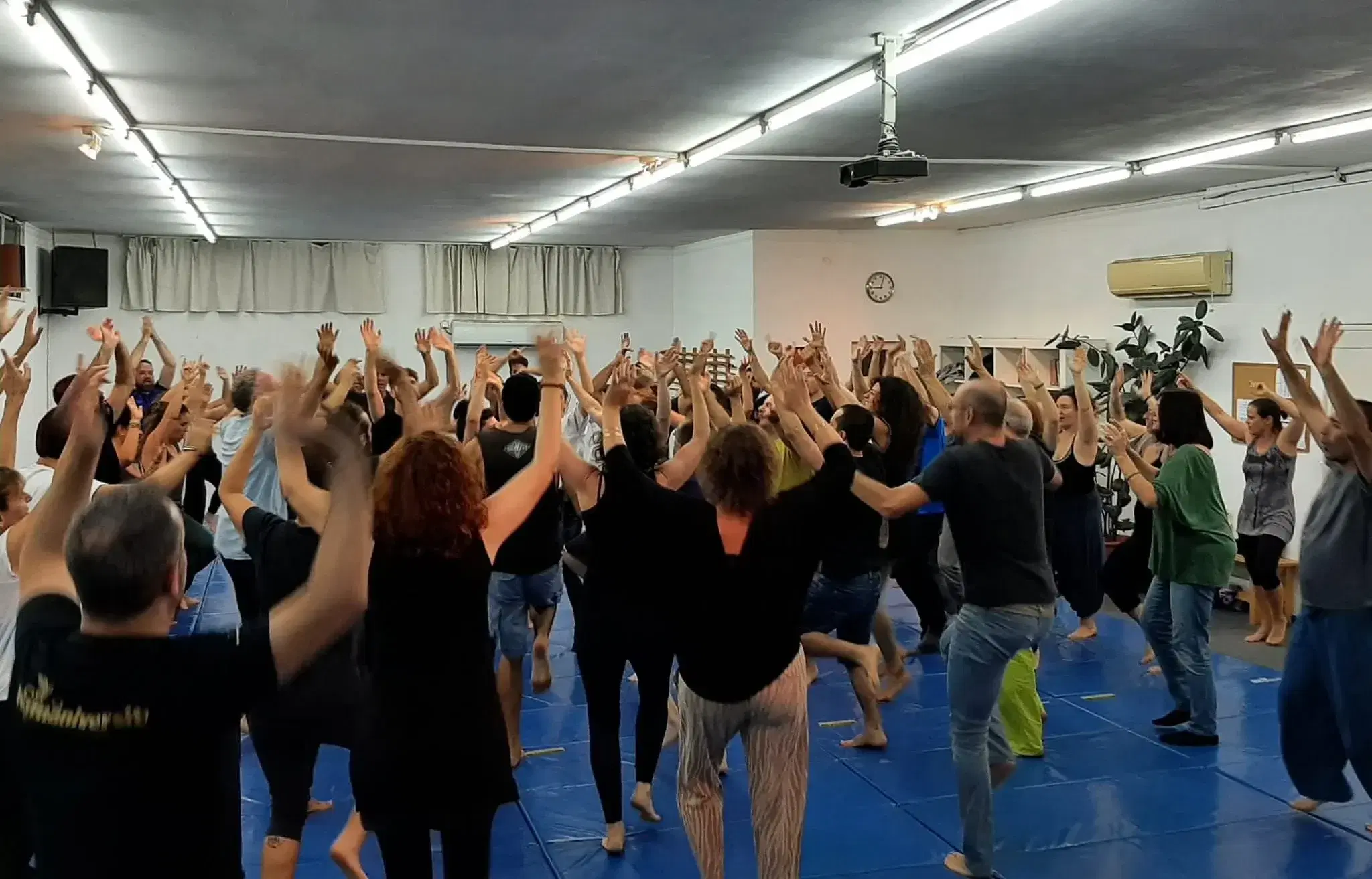 אנשים במהלך מדיטציית AUM