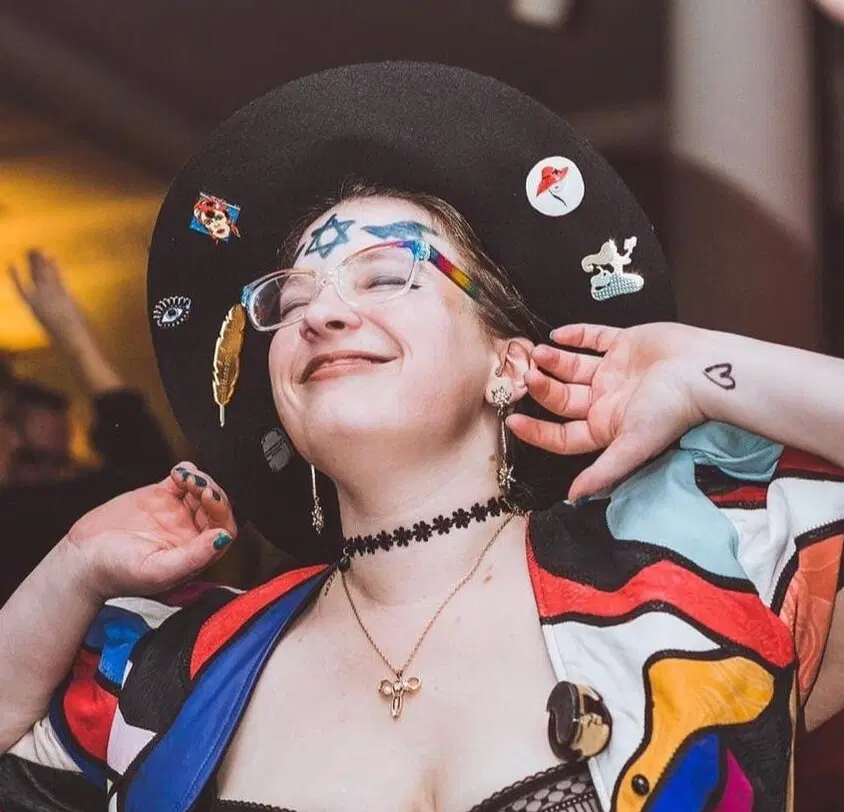 היסטוריית הדראג היהודי סתיו מישר בסלון מול גבעת נפולי היסטוריית הדראג היהודי סתיו מישר בסלון מול גבעת נפולי