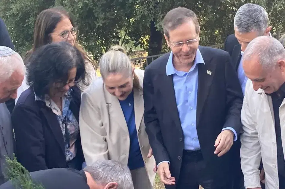 טּקס נטיעת עץ נשיאותי, עצו של נשיא המדינה מר יצחק הרצוג טּקס נטיעת עץ נשיאותי, עצו של נשיא המדינה מר יצחק הרצוג